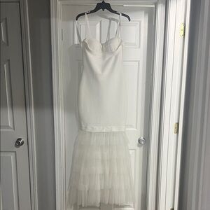 Elegant White Strapless Dress with Tulle Skirt